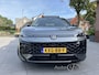 Volkswagen T-Roc 1.5 eTsi R-Line First Edition Black Style /Hu Display /ElekTrekhaak / Panoramadak / Harmon Kardon / subwoofer / Matrix Led Verlichting / Stuur en stoel verwarming / 360 Camera /