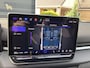 Volkswagen T-Roc 1.5 eTsi R-Line First Edition Black Style /Hu Display /ElekTrekhaak / Panoramadak / Harmon Kardon / subwoofer / Matrix Led Verlichting / Stuur en stoel verwarming / 360 Camera /