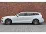 Volvo V60 T8 Twin Engine AWD Inscription | Trekhaak | Panoramadak | Adaptieve Bochtverlichting | BLIS Dodehoekdetectie | Apple Carplay/ Android Auto | Parkeercamera | Verwarmbare Voorstoelen | Navigatie