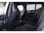 Volvo XC40 B4 Plus Black Edition - Panorama/schuifdak - IntelliSafe Assist & Surround - 360º Camera - Harman/Kardon audio - Verwarmde voorstoelen & stuur - Parkeersensoren voor & achter - Elektr. bedienb. voorstoelen met geheugen links - Draadloze tel. lader - Extra getint glas - 20' LMV