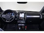 Volvo XC40 B4 Plus Black Edition - Panorama/schuifdak - IntelliSafe Assist & Surround - 360º Camera - Harman/Kardon audio - Verwarmde voorstoelen & stuur - Parkeersensoren voor & achter - Elektr. bedienb. voorstoelen met geheugen links - Draadloze tel. lader - Extra getint glas - 20' LMV