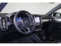 Volvo XC40 B4 Plus Black Edition - Panorama/schuifdak - IntelliSafe Assist & Surround - 360º Camera - Harman/Kardon audio - Verwarmde voorstoelen & stuur - Parkeersensoren voor & achter - Elektr. bedienb. voorstoelen met geheugen links - Draadloze tel. lader - Extra getint glas - 20' LMV
