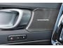 Volvo XC40 B4 Plus Black Edition - Panorama/schuifdak - IntelliSafe Assist & Surround - 360º Camera - Harman/Kardon audio - Verwarmde voorstoelen & stuur - Parkeersensoren voor & achter - Elektr. bedienb. voorstoelen met geheugen links - Draadloze tel. lader - Extra getint glas - 20' LMV