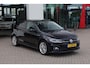 Volkswagen Polo 1.0 TSI Highline 115PK / 85kW DSG, 1e eigenaar, nieuw door ons geleverd en onderhouden, R-Line in- en exterieur, LED verlichting, achteruitrijcamera (Rear View), 17" 'Sebring' LMV, digital cockpit pro, parkeersensoren voor en achter (PDC), privacy glas, Executive pakket (navigatie, DAB+, Apple Carplay & Android Auto), licht- en zicht pakket, elektrisch verstel-, verwarm- en inklapbare buitenspiegels (Spiegel pakket) etc.