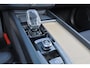 Volvo XC60 T6 Recharge AWD Ultra Dark - Luchtvering - Panorama/schuifdak - IntelliSafe Assist & Surround - 360º Camera - Harman/Kardon audio - Adaptieve LED koplampen - Verwarmde voorstoelen, stuur & achterbank - Parkeersensoren voor & achter - Elektr. bedienb. voorstoelen met geheugen - Head up display - Draadloze tel. lader - Extra getint glas - Inklapbare trekhaak - 20' LMV