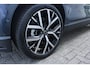 Volvo EX30 P5 Long Range Ultra Europa 69 kWh 45th Anniversary Edition | 5 jaar garantie - (2 jaar extra fabrieksgarantie) | Zwarte Interieur Bekleding | 20 inch lichtmetalen velgen | Getint glas achter | Verwarmde voorstoelen en stuurwiel | Panoramadak | 360 Graden Camera | Premium Audio By Harman Kardon | Draadloze telefoonlader | Pilot Assist | Parkeerassistent |
