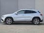 Mercedes-Benz GLA 250 e AMG Line / Dealer onderhouden / Accu SOH 98,51% / Glazen schuif- en kanteldak / Trekgewicht 1800 kg / Stoelverwarming / Achteruitrijcamera / Elektrische achterklep / Cruise control / Draadloze telefoon lader / Keyless Entry/Start /