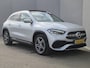 Mercedes-Benz GLA 250 e AMG Line / Dealer onderhouden / Accu SOH 98,51% / Glazen schuif- en kanteldak / Trekgewicht 1800 kg / Stoelverwarming / Achteruitrijcamera / Elektrische achterklep / Cruise control / Draadloze telefoon lader / Keyless Entry/Start /
