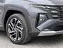 Hyundai Tucson 1.6 T-GDI PHEV Premium 4WD / Accu SoH 100 % / EAER 65 km / Leder / HUD / Navigatie / Apple Carplay Android / Stoelventilatie / Stuur-, stoel- & achterbankverwarming / 19" LM wielen & All Season banden /