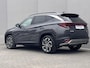 Hyundai Tucson 1.6 T-GDI PHEV Premium 4WD / Accu SoH 100 % / EAER 65 km / Leder / HUD / Navigatie / Apple Carplay Android / Stoelventilatie / Stuur-, stoel- & achterbankverwarming / 19" LM wielen & All Season banden /