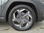 Hyundai Tucson 1.6 T-GDI PHEV Comfort Smart 4WD / SOH 97% / Dealer onderhouden / Fabrieksgarantie tot 06-2027 / 1.350 kg trekgewicht / Elektrische achterklep / Achteruitrijcamera / Stuur- & Stoelverwarming / Apple Carplay Android Auto / Adaptief cruise control /