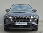 Hyundai Tucson 1.6 T-GDI PHEV Comfort Smart 4WD / SOH 97% / Dealer onderhouden / Fabrieksgarantie tot 06-2027 / 1.350 kg trekgewicht / Elektrische achterklep / Achteruitrijcamera / Stuur- & Stoelverwarming / Apple Carplay Android Auto / Adaptief cruise control /