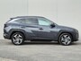 Hyundai Tucson 1.6 T-GDI PHEV Comfort Smart 4WD / SOH 97% / Dealer onderhouden / Fabrieksgarantie tot 06-2027 / 1.350 kg trekgewicht / Elektrische achterklep / Achteruitrijcamera / Stuur- & Stoelverwarming / Apple Carplay Android Auto / Adaptief cruise control /