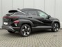 Hyundai Kona 1.6 GDI HEV Premium / Direct Leverbaar / Modeljaar 2026 / Navigatie / 18" LMV / Adaptieve Cruise Control / Parkeersensoren voor en achter / Stoelverkoeling / Stuurverwarming /
