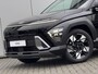 Hyundai Kona 1.6 GDI HEV Premium / Direct Leverbaar / Modeljaar 2026 / Navigatie / 18" LMV / Adaptieve Cruise Control / Parkeersensoren voor en achter / Stoelverkoeling / Stuurverwarming /