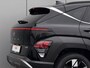 Hyundai Kona 1.6 GDI HEV Premium / Direct Leverbaar / Modeljaar 2026 / Navigatie / 18" LMV / Adaptieve Cruise Control / Parkeersensoren voor en achter / Stoelverkoeling / Stuurverwarming /