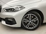 BMW 1-Serie 118i Sport Automaat (APPLE CARPLAY, GROOT NAVI, CLIMATE, LEDER, SPORTSTOELEN, PARKEERSENSOREN, CRUISE, LANE ASSIST, NIEUWSTAAT)
