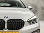 BMW 1-Serie 118i Sport Automaat (APPLE CARPLAY, GROOT NAVI, CLIMATE, LEDER, SPORTSTOELEN, PARKEERSENSOREN, CRUISE, LANE ASSIST, NIEUWSTAAT)