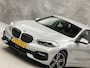 BMW 1-Serie 118i Sport Automaat (APPLE CARPLAY, GROOT NAVI, CLIMATE, LEDER, SPORTSTOELEN, PARKEERSENSOREN, CRUISE, LANE ASSIST, NIEUWSTAAT)