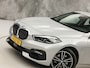 BMW 1-Serie 118i Sport Automaat (APPLE CARPLAY, GROOT NAVI, CLIMATE, LEDER, SPORTSTOELEN, PARKEERSENSOREN, CRUISE, LANE ASSIST, NIEUWSTAAT)