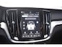 Volvo V60 T8 455PK Plug-in hybrid AWD Plus Dark / 360 Camera / Harman Kardon / Head-up display / Panorama schuifdak / Stoel- en stuurverwarming / Trekhaak / Elektrische stoelen met geheugen