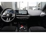 BMW 1-Serie 120 M Sport Design | 156 PK | Adaptieve Cruise Control | Automaat | Camera | BMW 120 M Sport Design 156 PK met 1.5 driecilinder benzinemotor en 48V Mild Hybrid-technologie, gekoppeld aan een 7-traps Steptronic automaat met dubbele koppeling. Sportief uitgevoerd met M