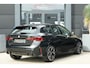 BMW 1-Serie 120 M Sport Design | 156 PK | Adaptieve Cruise Control | Automaat | Camera | BMW 120 M Sport Design 156 PK met 1.5 driecilinder benzinemotor en 48V Mild Hybrid-technologie, gekoppeld aan een 7-traps Steptronic automaat met dubbele koppeling. Sportief uitgevoerd met M