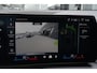 BMW 1-Serie 120 M Sport Design | 156 PK | Adaptieve Cruise Control | Automaat | Camera | BMW 120 M Sport Design 156 PK met 1.5 driecilinder benzinemotor en 48V Mild Hybrid-technologie, gekoppeld aan een 7-traps Steptronic automaat met dubbele koppeling. Sportief uitgevoerd met M