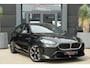BMW 1-Serie 120 M Sport Design | 156 PK | Adaptieve Cruise Control | Automaat | Camera | BMW 120 M Sport Design 156 PK met 1.5 driecilinder benzinemotor en 48V Mild Hybrid-technologie, gekoppeld aan een 7-traps Steptronic automaat met dubbele koppeling. Sportief uitgevoerd met M