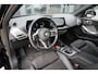 BMW 1-Serie 120 M Sport Design | 156 PK | Adaptieve Cruise Control | Automaat | Camera | BMW 120 M Sport Design 156 PK met 1.5 driecilinder benzinemotor en 48V Mild Hybrid-technologie, gekoppeld aan een 7-traps Steptronic automaat met dubbele koppeling. Sportief uitgevoerd met M