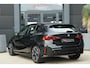 BMW 1-Serie 120 M Sport Design | 156 PK | Adaptieve Cruise Control | Automaat | Camera | BMW 120 M Sport Design 156 PK met 1.5 driecilinder benzinemotor en 48V Mild Hybrid-technologie, gekoppeld aan een 7-traps Steptronic automaat met dubbele koppeling. Sportief uitgevoerd met M