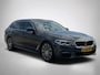 BMW 5-Serie Touring 530i xDrive High Executive M-PAKKET (Deale OndH, Panorama, Trekhaak, Stoel/Stuur Verw, Carplay, Addapt Cruise)