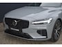 Volvo V60 T6 Plug-in hybrid AWD Plus Dark | Trekhaak | Verwarmbare voorstoelen achterbank en stuurwiel | 360 graden camera | Premium audio by Harman Kardon | Apple carplay/Android auto