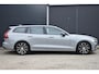 Volvo V60 T6 Plug-in hybrid AWD Plus Dark | Trekhaak | Verwarmbare voorstoelen achterbank en stuurwiel | 360 graden camera | Premium audio by Harman Kardon | Apple carplay/Android auto