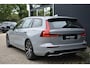 Volvo V60 T6 Plug-in hybrid AWD Plus Dark | Trekhaak | Verwarmbare voorstoelen achterbank en stuurwiel | 360 graden camera | Premium audio by Harman Kardon | Apple carplay/Android auto