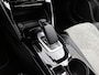 Peugeot e-2008 EV 136pk GT Pack 50 kWh Automaat | Schuif-/kanteldak | Trekhaak | Navigatie | Adaptieve Cruise Control | Camera | Stoelverwarming | Dodehoekdetectie | LED | 18"LMV |