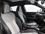 Peugeot e-2008 EV 136pk GT Pack 50 kWh Automaat | Schuif-/kanteldak | Trekhaak | Navigatie | Adaptieve Cruise Control | Camera | Stoelverwarming | Dodehoekdetectie | LED | 18"LMV |