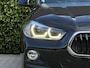 BMW X2 sDrive18i Executive Edition, NL AUTO, NAP LOGISCH, NAVIGATIE, CARPLAY, CLIMATE CONTROL, CRUISE CONTROL, HUD, KEYLESS, ELEKTRISCHE KOFFERKLEP, LICHTMETAAL 18"