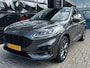 Ford Kuga 2.5 PHEV 225 PK ST-Line X | SOH 95,5%| HEAD UP DISPLAY| ADAPTIEVE CRUISE CONTROL| HALF LEER/HALF ALCANTARA| MATRIX LED| DODEHOEK DETECTIE| STUUR, STOEL, VOORRUIT EN ACHTERBANKVERWARMING| ELEK. ACHTERKLEP| ELEK. VERTSELBARE BESTUURDERSSTOEL| CAMERA V+A| EERSTE EIGENAAR| DEALER ONDERHOUDEN|