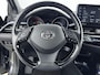 Toyota C-HR / C-HR+ 1.8 Hybrid Dynamic | Trekhaak | Dodehoek detectie | Stoel-/stuurverwarming | Apple Carplay / Android Auto | Keyless | Adaptive Cruise | Clima | Parkeersensoren voor/achter | Camera | LED | 18 inch