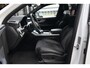 Audi Q7 55 TFSI e Quattro Pro Line S | Facelift | 394pk | Pano | Trekhaak | HUD | 360° | Een bijzonder complete en luxe uitgevoerde Audi Q7 55 TFSI e quattro Pro Line S, uitgevoerd in wit metallic met een stijlvol zwart interieur. Deze krachtige plug-in hybride combineert het ver