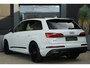 Audi Q7 55 TFSI e Quattro Pro Line S | Facelift | 394pk | Pano | Trekhaak | HUD | 360° | Een bijzonder complete en luxe uitgevoerde Audi Q7 55 TFSI e quattro Pro Line S, uitgevoerd in wit metallic met een stijlvol zwart interieur. Deze krachtige plug-in hybride combineert het ver