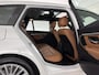BMW 3-Serie Touring 318i Luxury Edition (INCL-BTW) Aut. *PANO | LEATHER | FULL-LED | HEATED-SPORTSEATS | DIGI-COCKPIT | NAVI-FULLMAP | ECC | PDC | CRUISE | TOWBAR | 17''ALU*