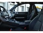 Lynk & Co 01 More | Panoramadak | Infinity Audiosysteem | 360 Graden Parkeercamera | Interieurverlichting | Keyless Entry | Elektrische Achterklep | Elektrisch Verstelbare Stoelen | Adaptieve Cruise Control | Highway Assist | Draadloos Apple CarPlay en Android Auto | Draadloze Telefoonlader