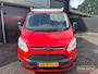 Ford Transit Custom Trend L1H1 - APK maart 2027 - airco - trekhaak - rood - 2.2L diesel - 3 persoons cabine - schuifdeur rechts