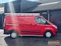 Ford Transit Custom Trend L1H1 - APK maart 2027 - airco - trekhaak - rood - 2.2L diesel - 3 persoons cabine - schuifdeur rechts