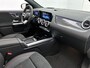 Mercedes-Benz GLA 180 Business Solution AMG | Premium Plus pakket | Nightpakket | Trekhaak | Panoramaschuifdak | GUARD 360 ° Plus | DISTRONIC | 360° camera | 19” vijf-dubbelspaaks AMG velgen |