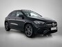 Mercedes-Benz GLA 180 Business Solution AMG | Premium Plus pakket | Nightpakket | Trekhaak | Panoramaschuifdak | GUARD 360 ° Plus | DISTRONIC | 360° camera | 19” vijf-dubbelspaaks AMG velgen |