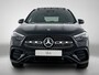 Mercedes-Benz GLA 180 Business Solution AMG | Premium Plus pakket | Nightpakket | Trekhaak | Panoramaschuifdak | GUARD 360 ° Plus | DISTRONIC | 360° camera | 19” vijf-dubbelspaaks AMG velgen |
