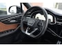 Audi Q7 60 TFSI e Quattro Pro Line S Competition | 489 PK | PHEV | Audi Exclusive | Pano | 360° Camera | Trekhaak Audi Q7 60 TFSI e quattro Pro Line S Competition 489 PK Plug-in Hybrid met 3.0 V6 benzinemotor en 8-traps automatische transmissie, voorzien van een zeer luxe Audi Exclusive interieur, panora
